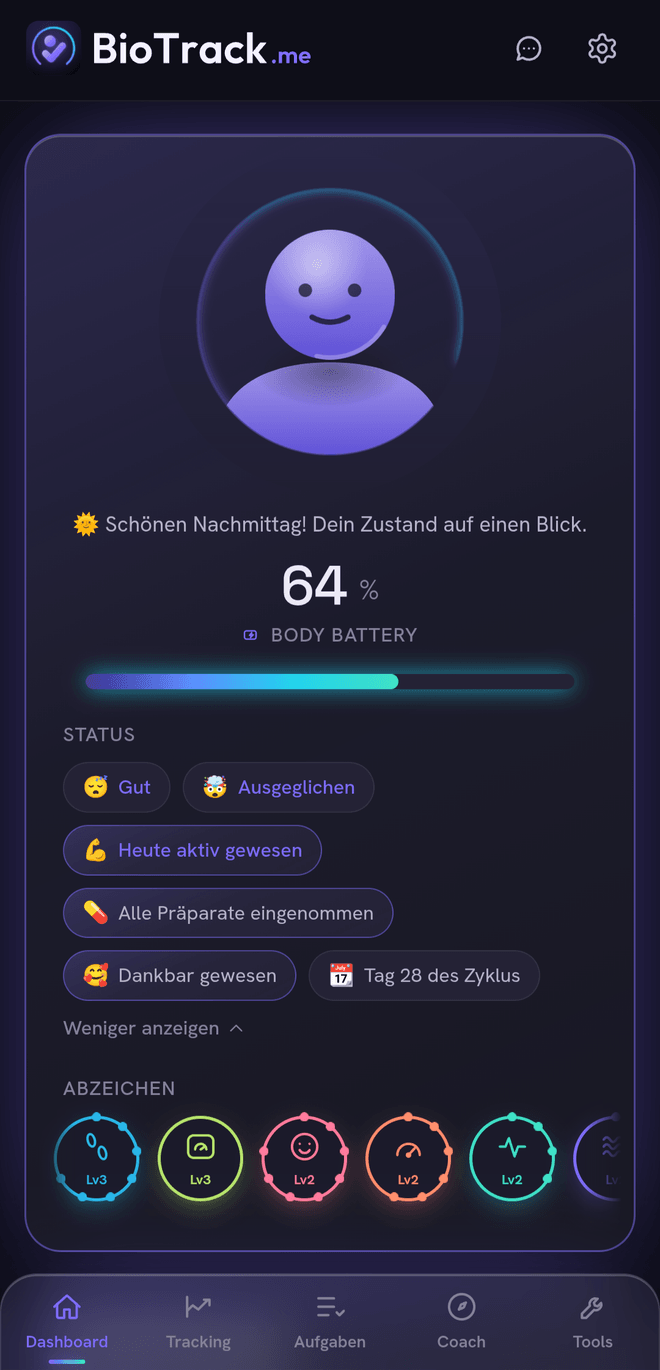 Das BioTrack-Dashboard auf einem Telefon: Avatar mit Aura-Ring, Body Battery, Status-Chips, die Abzeichen-Reihe und der Beginn der Schnell-Erfassung.
